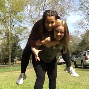 Meet your Posher, Lara